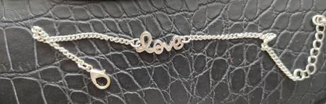 Náramok s nápisom love, 