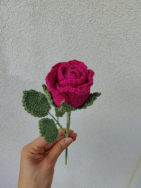Háčkovaná ruža tmavo ruzova, 