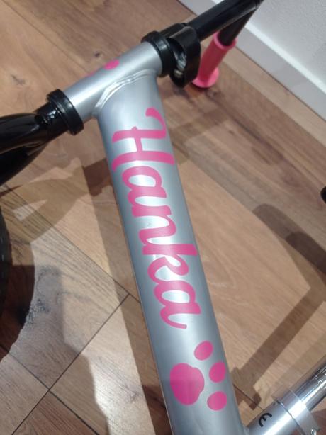 Odrazadlo a prilba s menom hanka, 