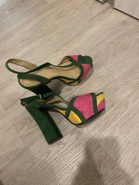 Extravagantne sandale, 38
