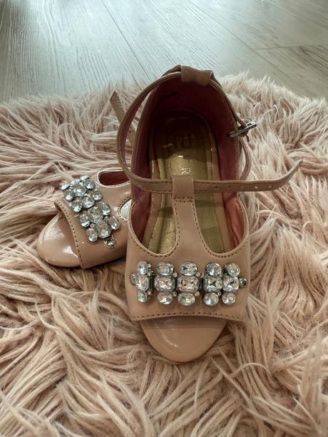 Sandalky, river island,23