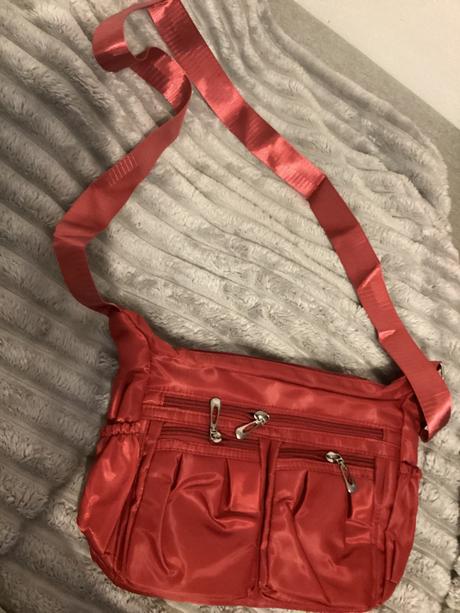 Červená taška s veľa vreckami, 