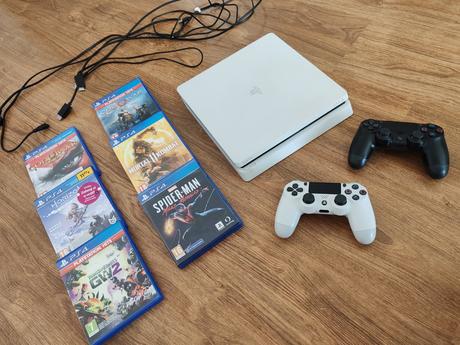 Playstation 4 slim,
