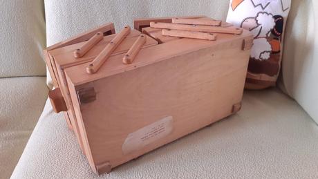 Predám drevenú rozkladaciu kazetu, šijacie potreby, 