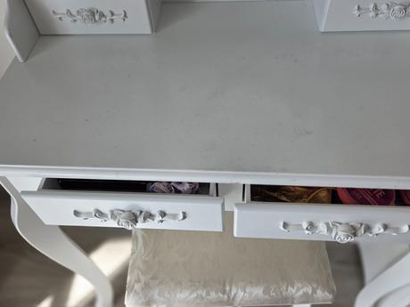 Kozmetický stolík, 