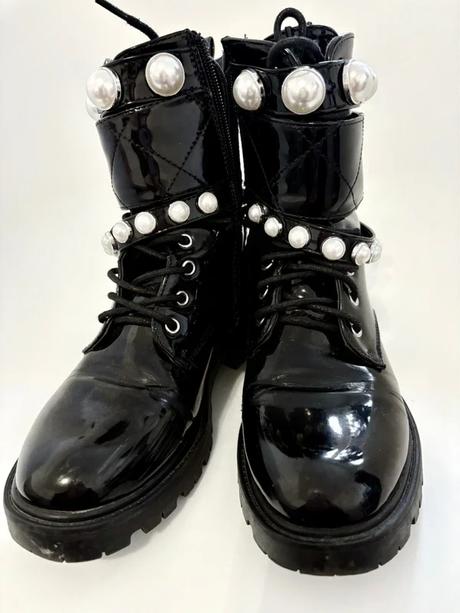 Lakované členkové čižmy s perlami, 36