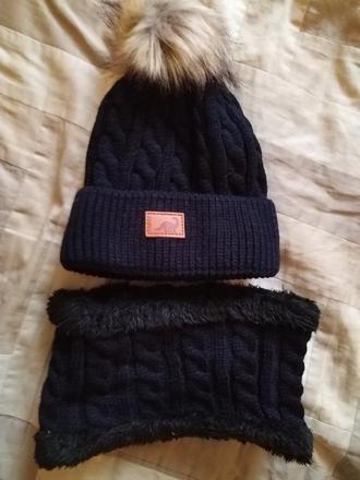 Čiapka a nakrcnik, gate