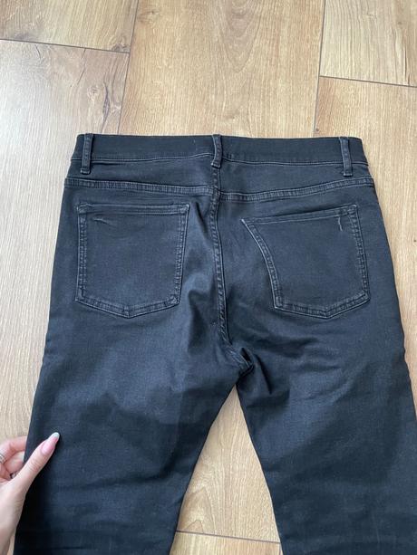 Čierne rifle s nápismi, zara,32