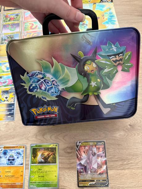 Pikachu kufrík a karty pokémon a lorcana,