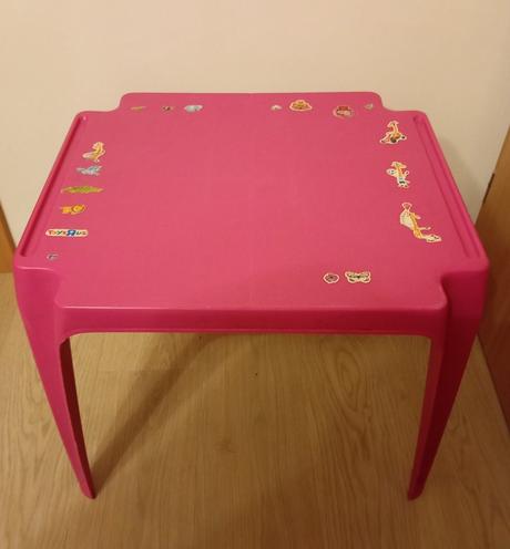 Ružový plastový stolík, 