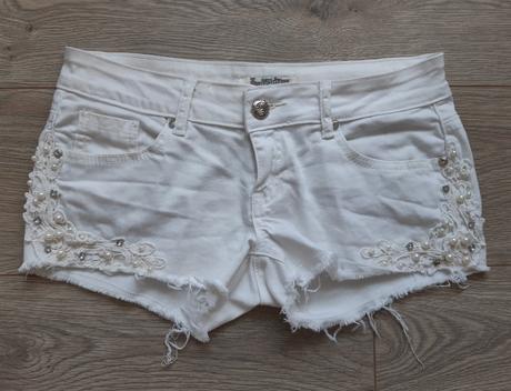 Biele sortky s perlickami, dromedar,l