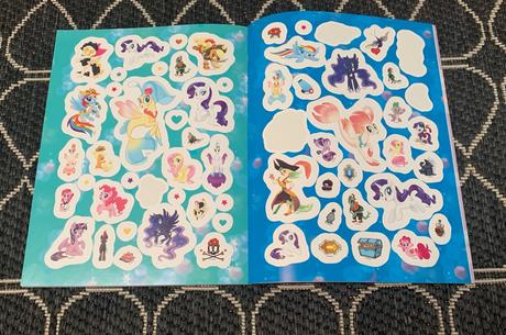 Sada poníkov my little pony a časopisov,