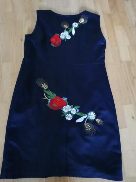 Saténové šaty s vyšivanou aplikaciou, 42