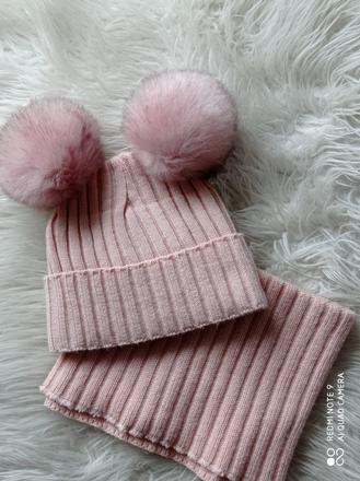 Kvalitný set s brmbolcami čiapka a nákrčník super,