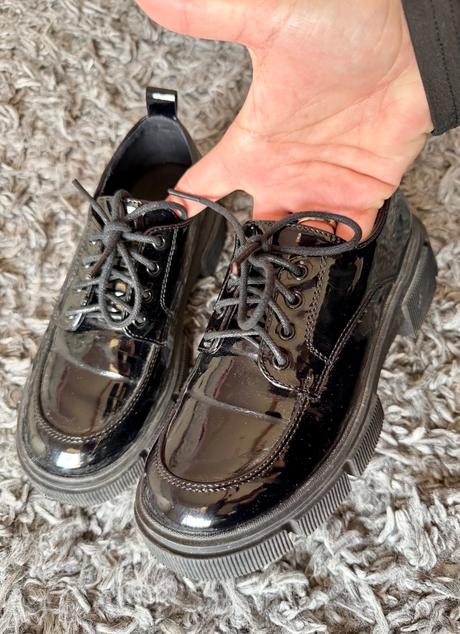 Lesklé mokasínky, 33