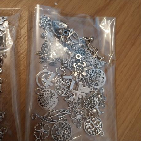 4 balenia priveskov na tvorbu (200ks),