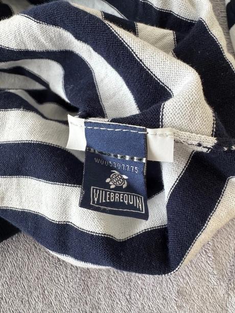 Pásikavý sveter vilebrequin s ikonickou červenou k, s