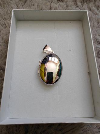 Strieborný medajlon,