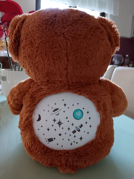 Rozpravajuci macko so svetielkom,