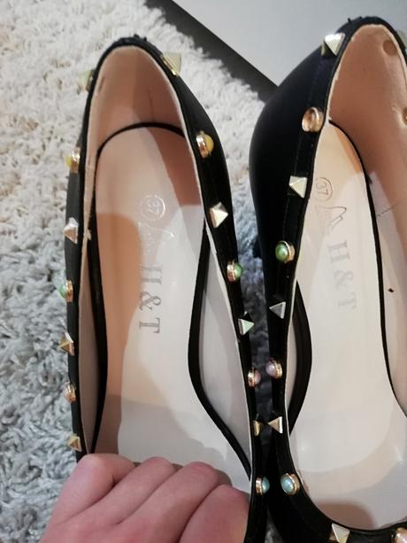 Čierne lodičky, 37