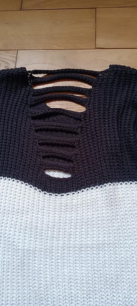 Pulóver na chrbte s prestrihmi, 