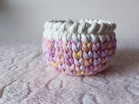 Ručne háčkovaný košík, 