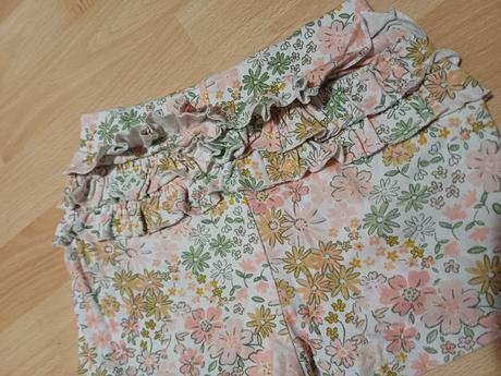 Kvetovane šortky s volánikmi, 104