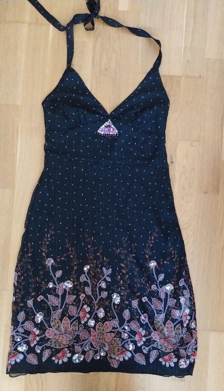 Krásne šaty na zaväzovanie okolo krku, c&a,s