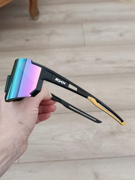 Slnečné cyklistické či športové okuliare,