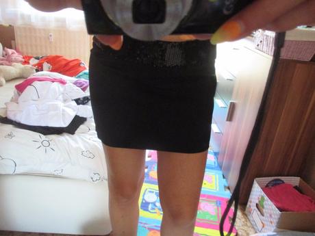 Čierna minisukňa, l