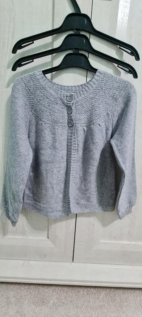 Svetríky a sačká, 122–134