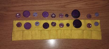 Vrecúšková aktivita - triedenie gombíkov, 