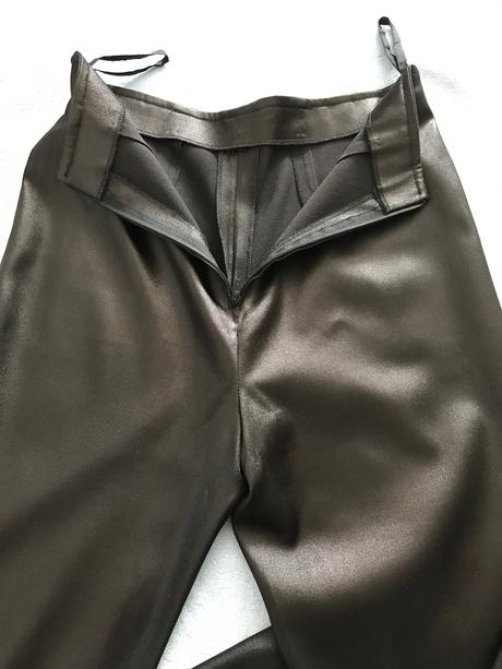 Elegantné čierne lesklé nohavice, s