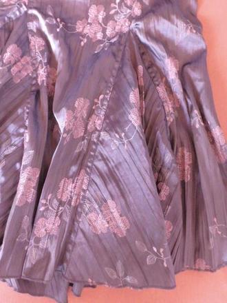 Saténová sukňa, 44