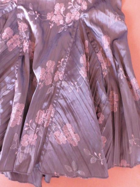 Saténová sukňa, 44