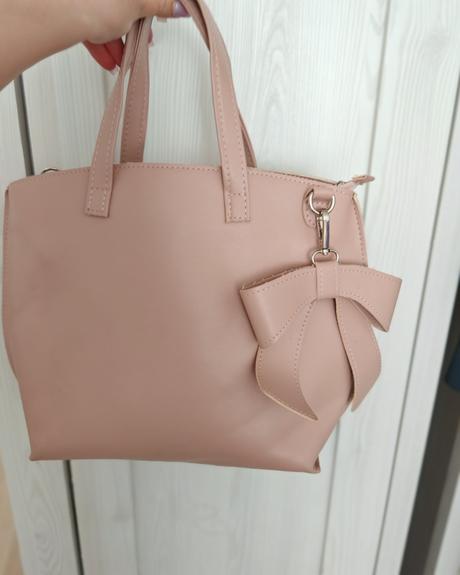 Pudrová ružová kabelka, 