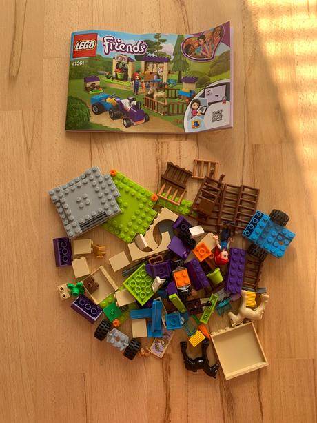 Lego friends - mia a stajňa pre žriebätá, 