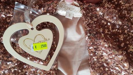 Trblietavé šaty, s