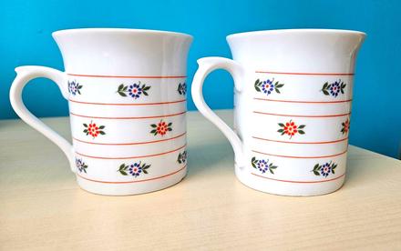 Retro keramické hrnčeky, biele, kvetinový vzor, 