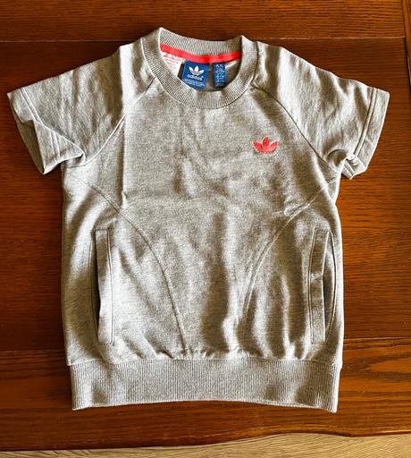 Hrubšie mikinové tričko adidas s vreckami vpredu, adidas,128