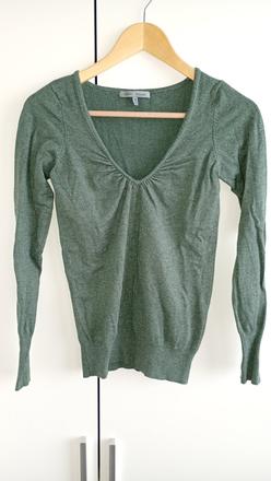 Svetrik s vytrihom do v, bershka,m