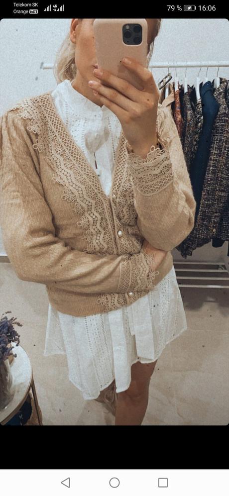 Béžový svetrík s krajkou la mademoiselle, s