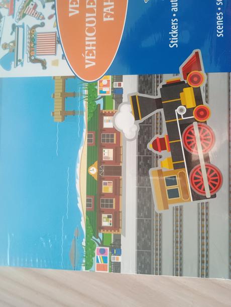 Kniha s novupouzitelnymi samolepkami zabalena, 