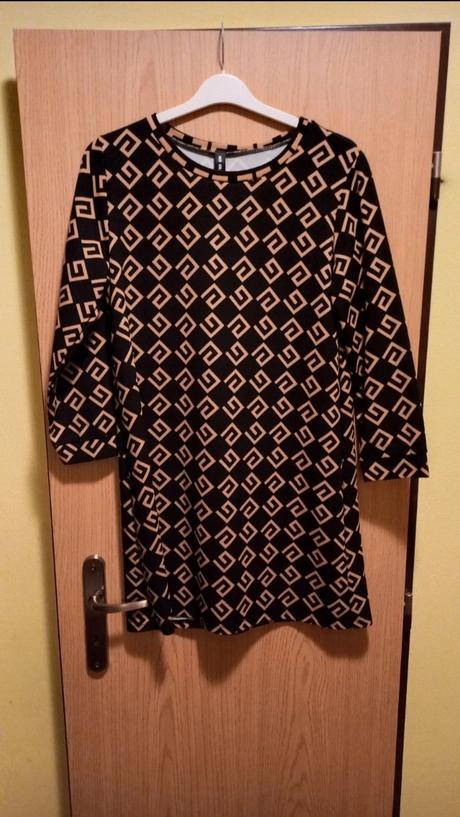 Zaujímavé nekrčivé šaty veľ.40/42 ako nové, 