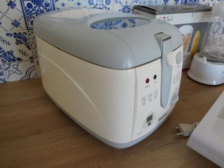 Fritovací hrniec, hotdogovač, kuchynské rádio,, zelmer