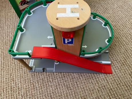 Brio poschodová parkovacia garáž s výťahom, 