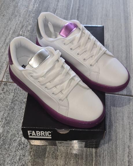 Nové tenisky s farebnou podrážkou, 34