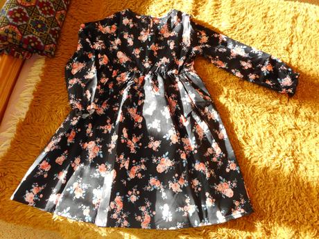 Dievčenské šaty s kvetinkami, 134