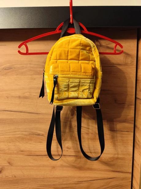 Malý žltý baťoh, gate