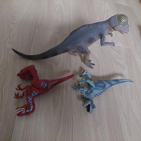 30cm dinosaur , na baterky + 1x 60cm, s krabicou,